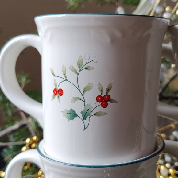4 Pfaltzgraff 12 oz mugs | Christmas 🎄 themed Winterberry pattern - Picture 3 of 9